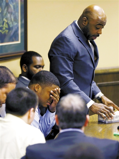 美国高中两橄榄球员强奸少女 其他学生围观拍