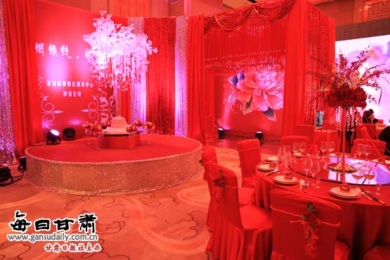 兰州皇冠假日酒店举办婚礼开放日_欧式效果图 “中国红”喜宴主题 据悉,在酒店也拥有举办各类豪华婚宴的场地,新人可以在露台花园举办浪漫的西式婚礼仪式,或者然在华丽的大宴会厅举行气派的婚宴。酒店还可以为新人提供浪漫婚房,烛光晚餐,情侣水疗等一系列专属婚宴报价,让新郎新娘充分享受到奢华尊宠的个性化服务。酒店的婚礼专员将为您全程提供专业服务,从婚礼安排、菜单定制、桌布选择,以及婚礼过程的各项事宜都细致安排,为您打造完美婚礼。 本篇新闻热门关键词:
