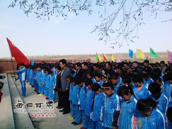 会宁:白草塬乡教管中心组织全乡师生祭扫烈士