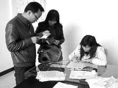 永靖县计生服务站工作人员为流动人口夫妇提供