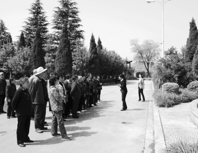 游客在金徽酒业生态工业酿酒园区参观游览