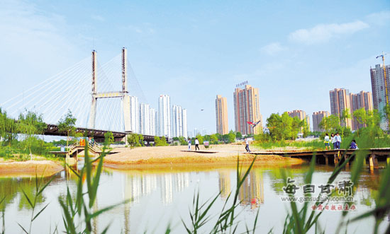 游人在兰州银滩湿地公园游玩(图)-银滩湿地公园