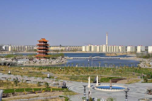 来,玉门市将水体,绿地,广场,建筑等景观元素融为一体,高标准