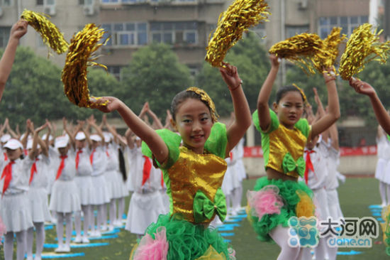 洛阳千名小学生冒雨表演庆六一教育局致歉(图