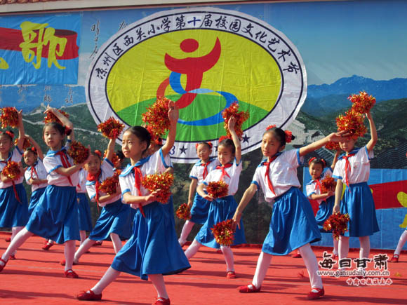 凉州区的小朋友们在表演舞蹈中国梦我的梦-