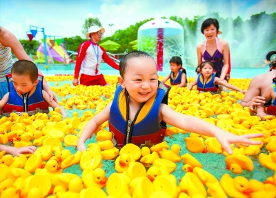 万只小黄鸭“空降”广州长隆水上乐园宝贝水城蘑菇池-儿童节-每日甘肃-甘肃日报