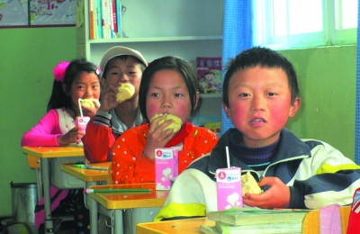 图说新闻:成县鸡峰镇化垭小学的学生吃早餐-营