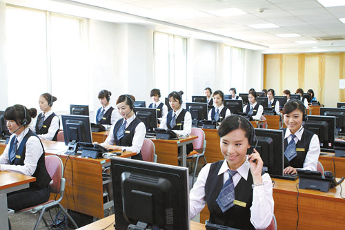 邮储银行95580客服人员耐心解答客户咨询