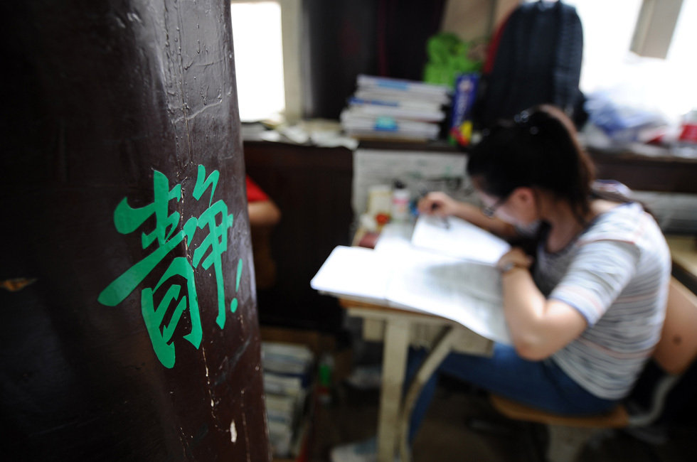 燕雁摄 燕雁/6月6日，山西省太谷县太谷中学的考生在复习。新华社记者燕雁摄