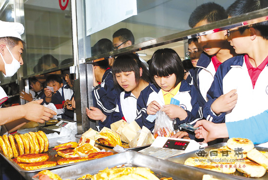 华亭一中学校食堂早餐受到了学生们的欢迎(图