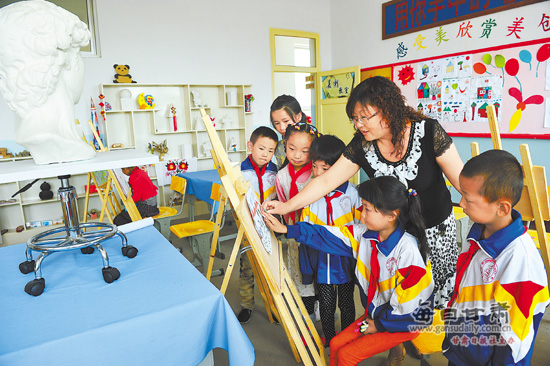 临夏县北塬中心小学美术教师指导学生学习绘画