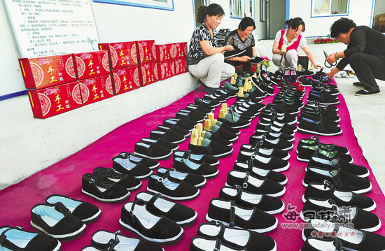 临夏县新集镇寺湾村群众将做好的布鞋装箱外运