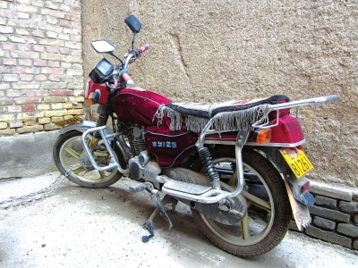 兰州:一高一矮两恶棍 飞车抢夺金项链(组图)