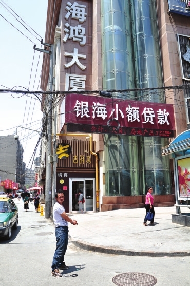 兰州:一高一矮两恶棍 飞车抢夺金项链(组图)