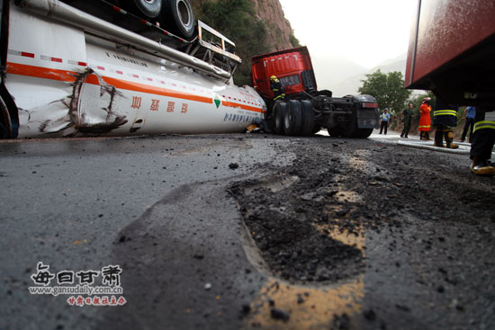 甘肃境内一氩气槽罐车侧翻 部分路段成夺氧带