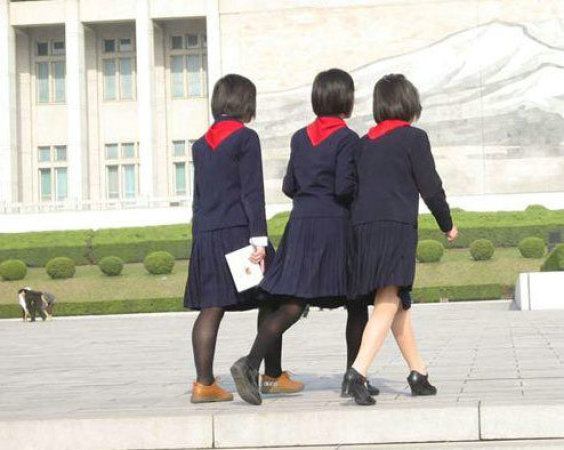 朝鲜女学生穿黑丝袜高跟鞋上学