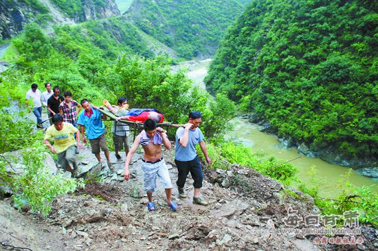 7月8日,江苏“驴友”赵华明从四川青川进入甘川交界辖区探寻摩天岭,后来进入文县范坝乡辖区,谁知在倾盆大雨的深山老林中迷路后滑下了悬崖,赵华明的生命危在旦夕。当时正值文县持续大雨,范坝因塌方、滑坡和泥石流成了孤岛。为了救助这名素不相识的“驴友”,范坝乡十余名村民冒着生命危险,在徒步11公里、历时8个小时后,最终将赵华明送到了附近的医院救治。 江苏驴友文县范坝坠崖 7月14日下午,在文县范坝乡对树沟村店坝小学老师陈连朝家门前,一名陌生男子用微弱的嗓音