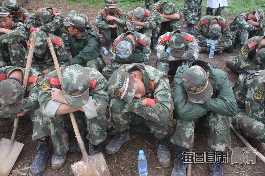 武警甘南支队官兵短暂休息