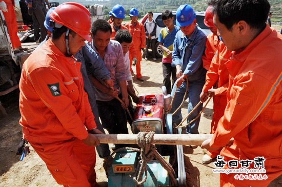 电力抢修志愿者为受灾群众送来柴油发电机(组