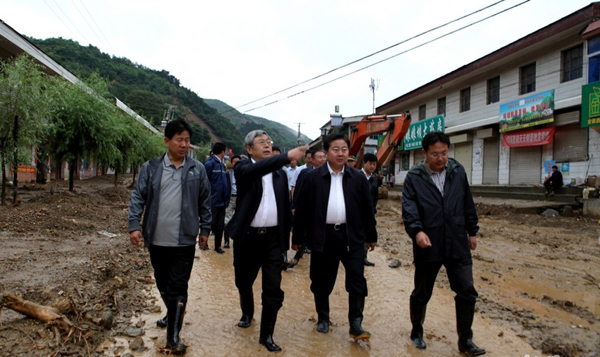 刘永富在天水市秦州区娘娘坝镇察看灾情