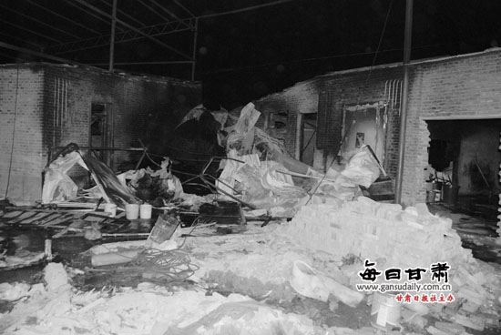 每日甘肃网-兰州晨报讯(记者 张宇)14日晚7时许,城关区青白石街道上坪村一废旧沙发加工厂在焊接房顶时,电焊所产生的火花不慎落入院子里堆放的木头中,导致该加工厂起火。随后,消防官兵接到报警迅速赶往现场扑救。由于扑救及时,未造成较大人员伤亡及财产损失。 当晚9时,记者在现场看到,该工厂所在的院子里,满是烧焦的木头,起火后的房子也有坍塌。