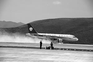 10时15分,一架四川航空空客a319飞机载着第一批航空客人平稳降落在