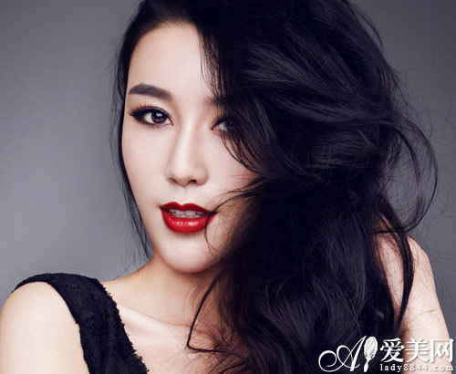 红唇PK桃花粉 坏<em>女孩性感</em>唇妆比拼-红唇-每日