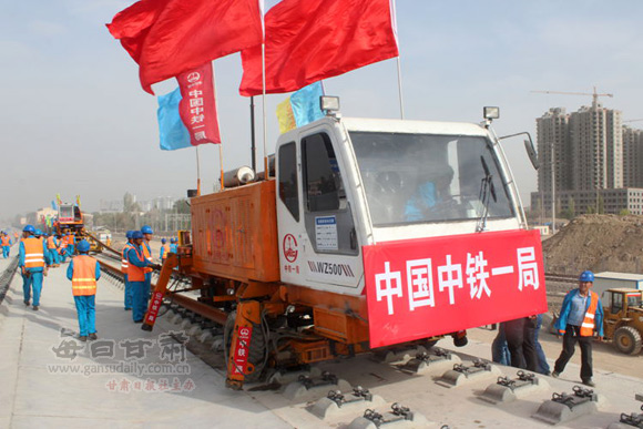 兰新高铁哈密至红柳河段开始铺轨(组图)-兰新铁