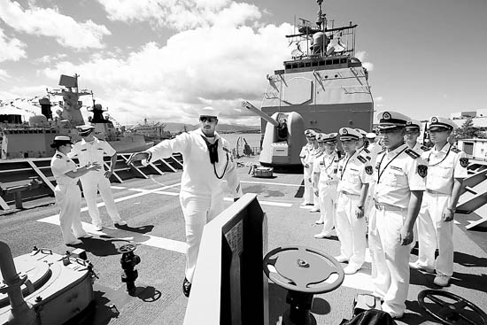 国海军官兵参观美国海军伊利湖号导弹巡洋舰-