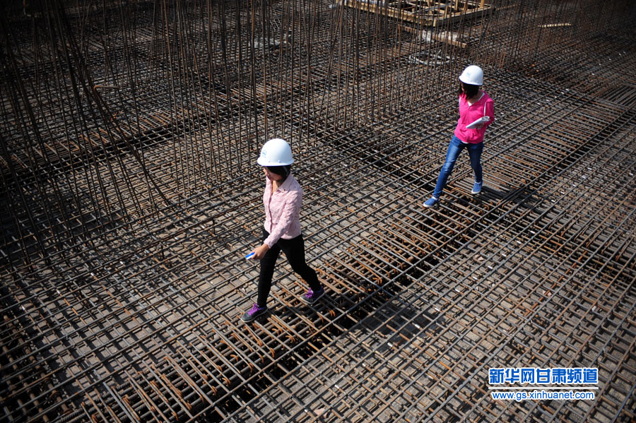 大客运站里的小年轻们-大客运站里的小年轻们