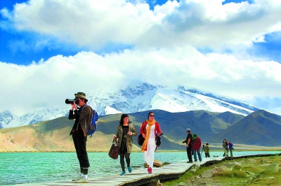 游人在卡拉库里湖畔拍照游览-游览-每日甘肃-甘肃日报