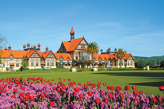 郁金香在英国都铎王朝建筑风格的罗托鲁阿博物