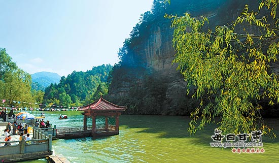 游客在天水市仙人崖景区欣赏美景(图)