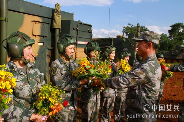 13军某装甲旅首批女车长驯服新型信息指挥车