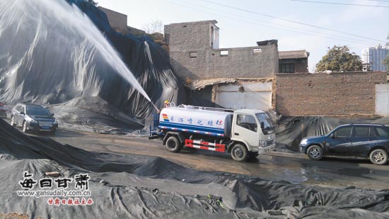 元森公司7号工地覆盖山体并配备洒水车定期洒