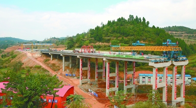 建设中的十天高速公路成县城关镇袁大村高架桥