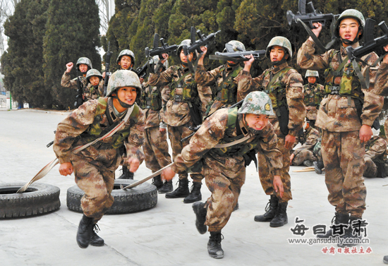 兰州军区某防化团新兵营加强新兵体能训练(图)-训练-每日甘肃-甘肃