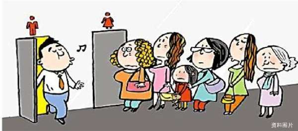 南宁部分大学女厕不够 女生在排队上课铃就响了