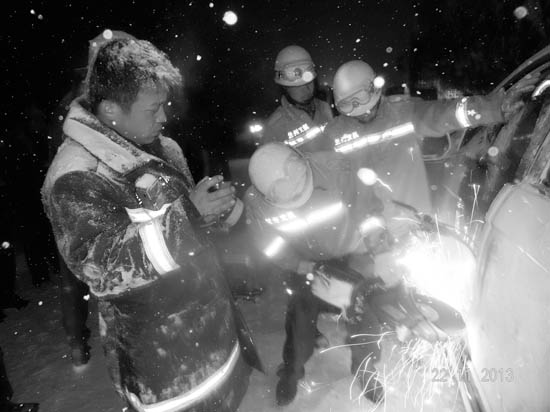 连霍高速永登段连发车祸消防官兵2小时救出6