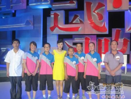 图为种田中学师生赛后与主持人冀玉华合影. 种田中学供图