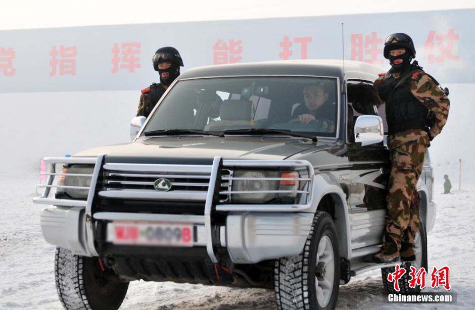 近日三九寒天,武警新疆边防总队训练基地机动中队紧贴实战需求,组织