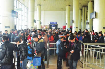 旅客正在兰州火车站检票上车