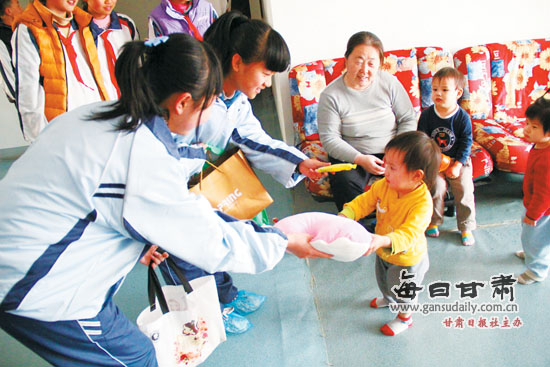 兰州学雷锋日:志愿服务活动丰富多彩 志愿者真