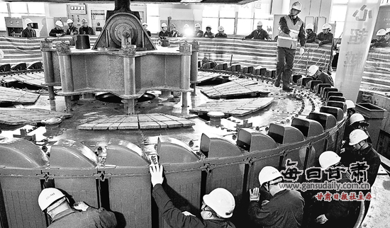 黄河电检公司甘肃项目部工作人员调试发电机转