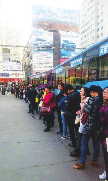 【转载】 兰州:西关十字公交枢纽站乘客排队等车