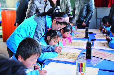 【教育】景泰县芦阳镇中心小学学生在练习书法