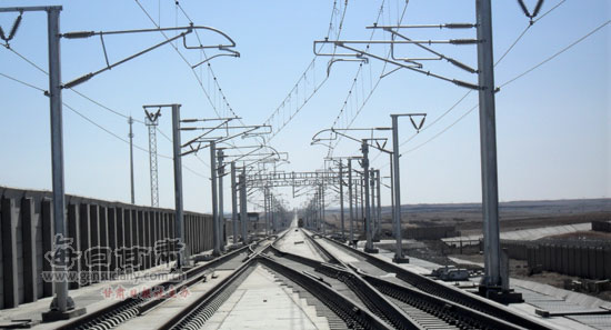 中铁二十一局集团电务电化公司:兰新二线百里风区鏖战急-中铁21局|兰新二线-每日甘肃-甘肃