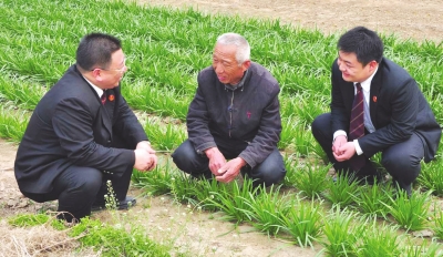 兰州法官下基层解决村民土地纠纷