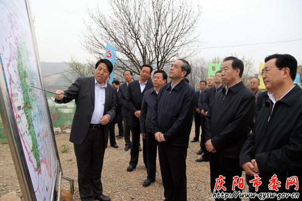 在马莲河流域贫困片带开发和西合二级公路建设现场,合水县委副书记