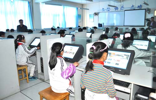 玉门油田小学学生正在上信息技术课